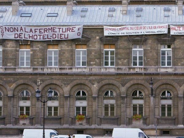 http://www.vivrefm.com/img/uploads/uploads_2013_05/2013_05_17__18_06_une_banderole_est_accrochee_sur_une_facade_de_l_hotel_dieu_l_1023613.jpeg